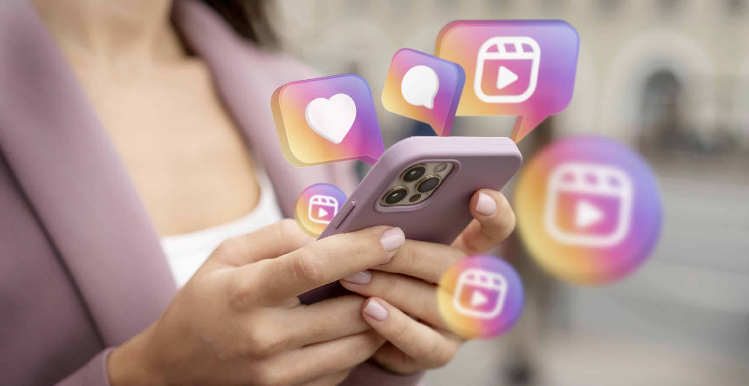 jovenes usando carretes scaled e1709852451748