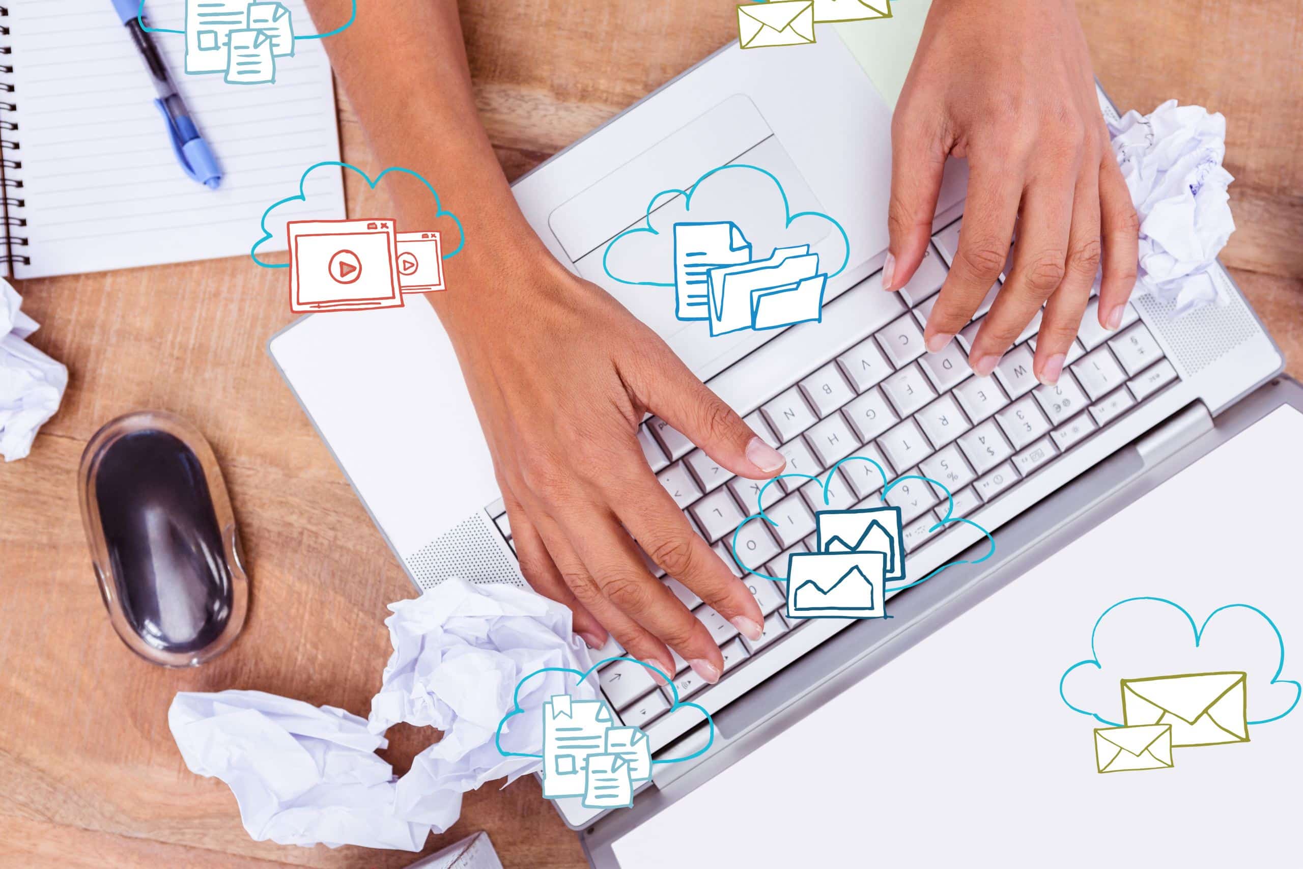 manos sobre portatil iconos scaled