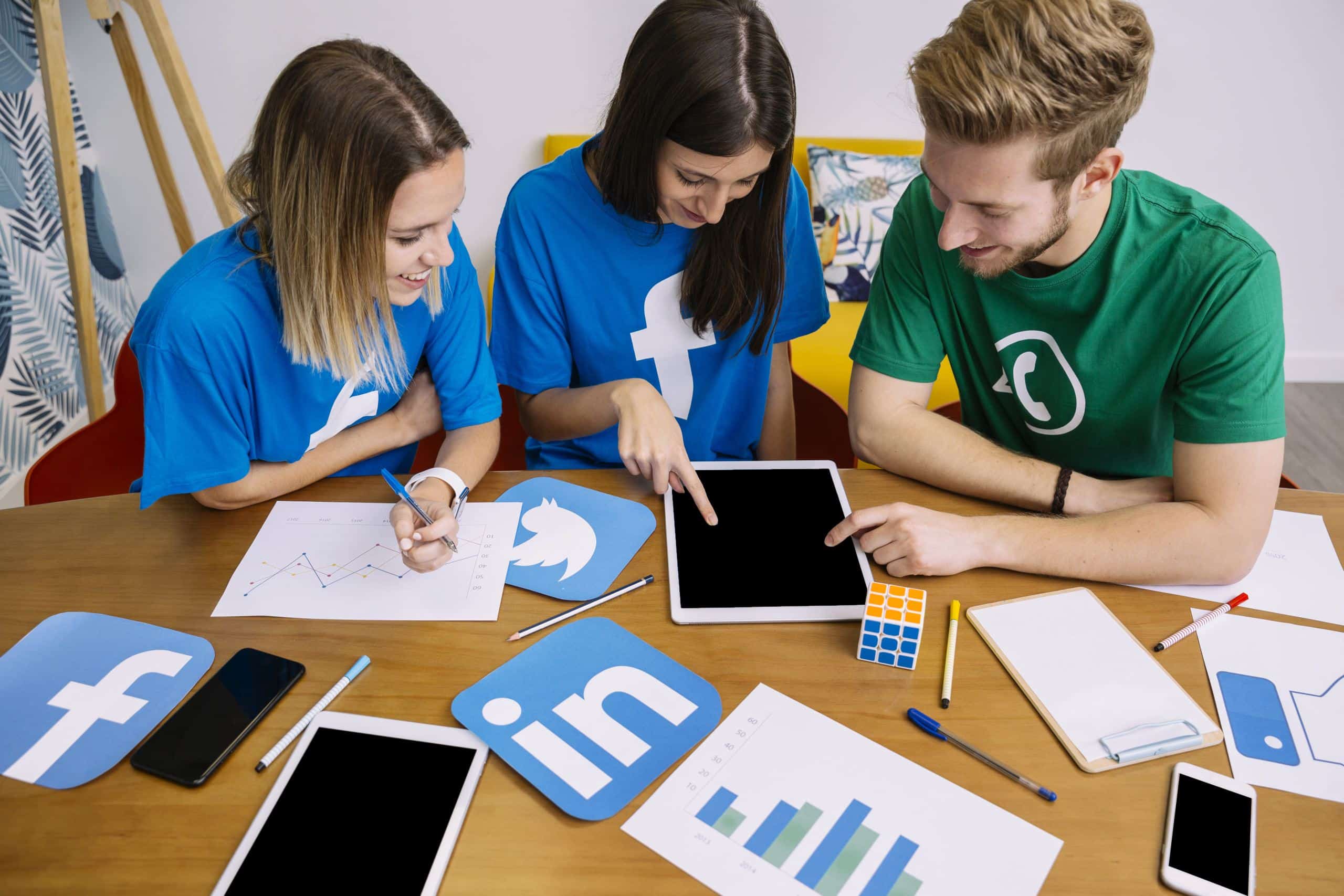 vista aerea equipo redes sociales que mira tableta digital scaled