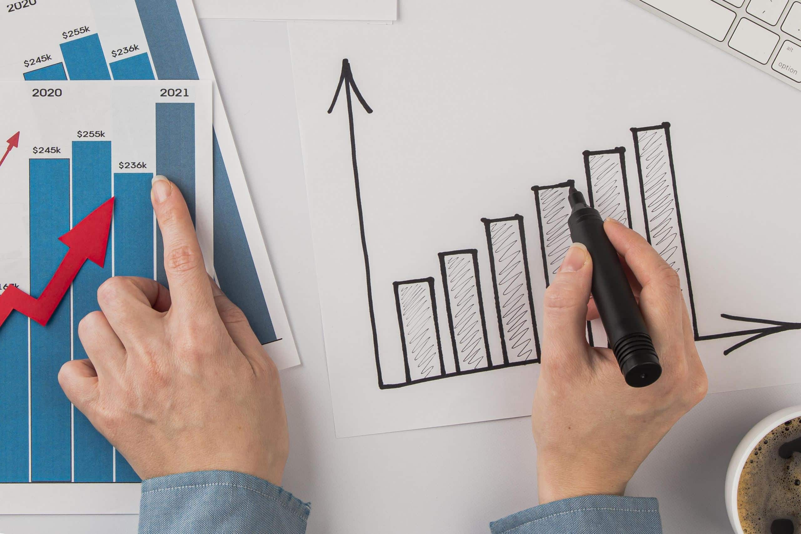 vista superior escritorio oficina tabla crecimiento manos scaled